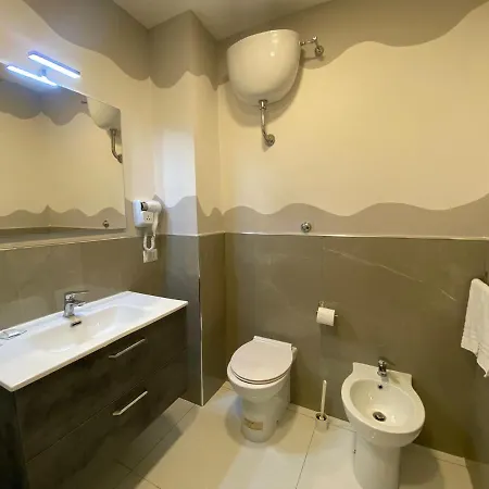 לינה וארוחת בוקר La Pace 3*