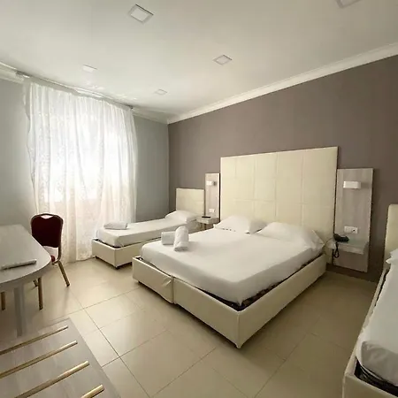 לינה וארוחת בוקר La Pace 3*