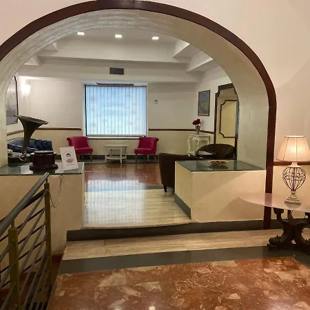 לינה וארוחת בוקר La Pace 3*