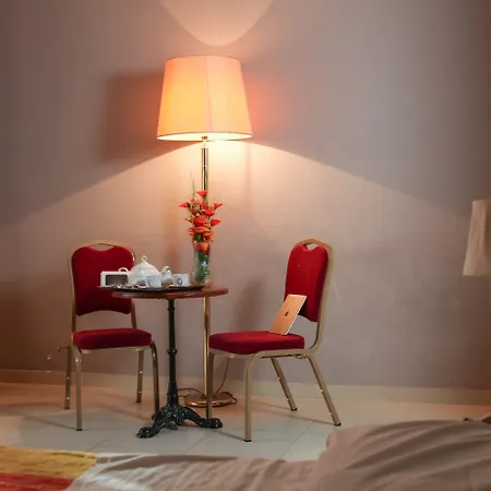 לינה וארוחת בוקר La Pace 3*