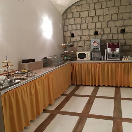 לינה וארוחת בוקר La Pace 3*