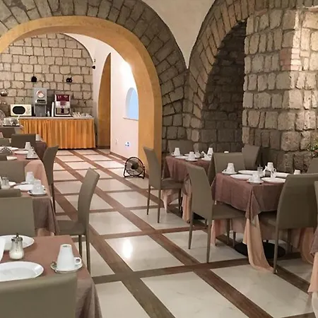 לינה וארוחת בוקר La Pace 3*