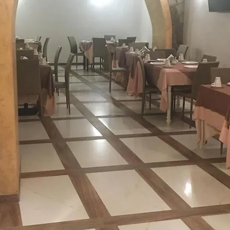 לינה וארוחת בוקר La Pace 3*