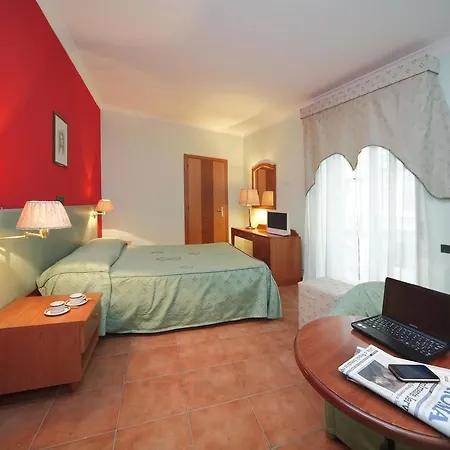 לינה וארוחת בוקר La Pace 3*